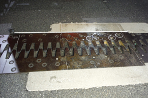 伸縮装置補修（ボルト交換）