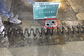 伸縮装置補修（ボルト交換）