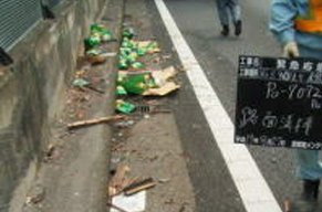 荷崩れによる飛散物
